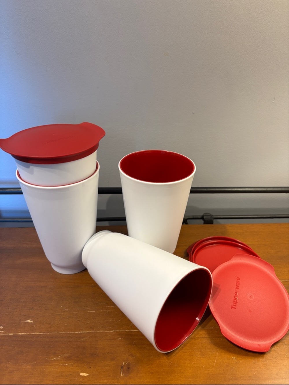 New Tupperware Allegra Set Of 4 Red And White Tumblers With Lids